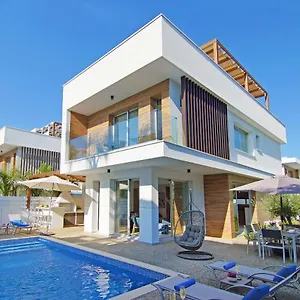 Villa Lily